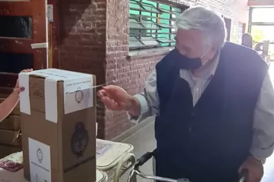 Tiene 85 años, fue a votar y no quiso que le llevaran la urna al auto