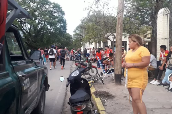 Los hinchas de San Martín hacen largas colas para conseguir una entrada