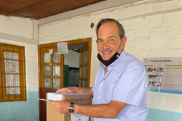 Tras su internación, Alperovich reapareció para votar: cumplí con mi deber