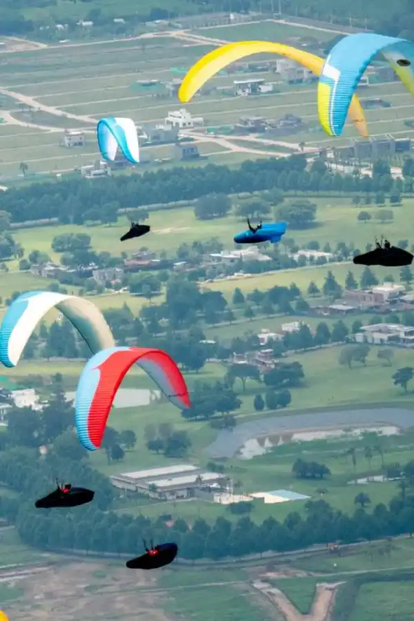 BIEN ALTO. Así levantó Margelisch la bandera de Suiza. 