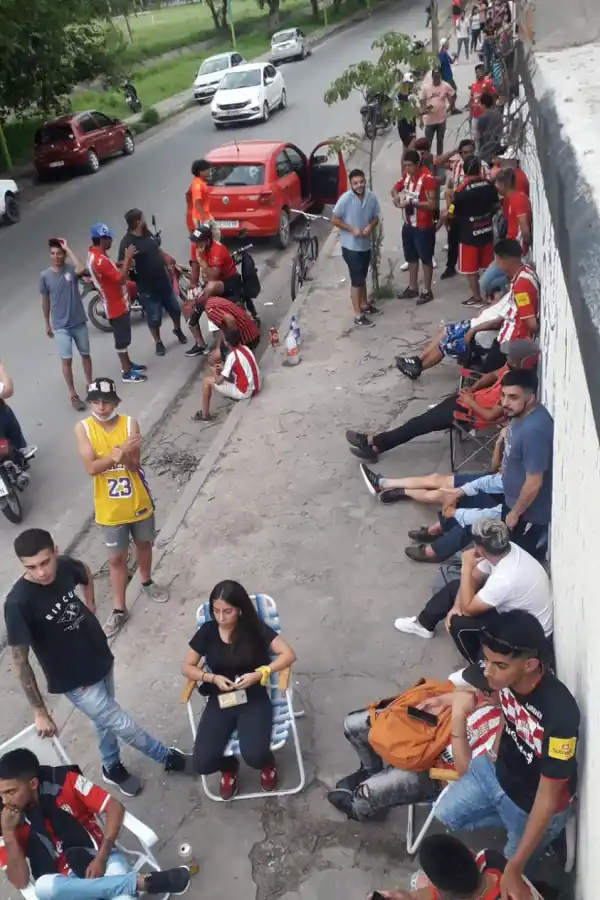 Los hinchas de San Martín hacen largas colas para conseguir una entrada