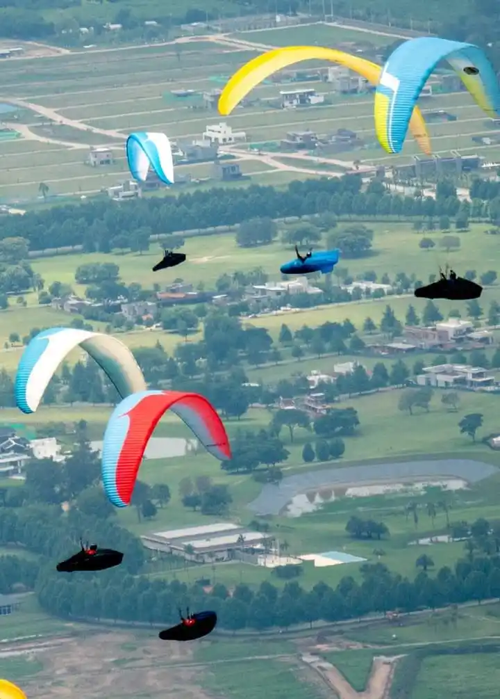 BIEN ALTO. Así levantó Margelisch la bandera de Suiza. 