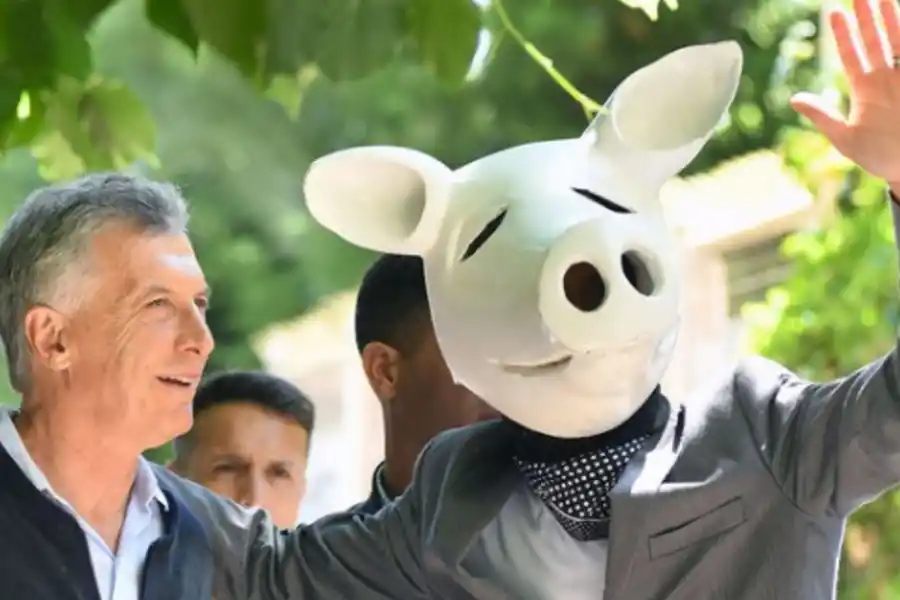 ACOMPAÑADO. El ex presidente Mauricio Macri posó junto a un hombre disfrazado de chancho.