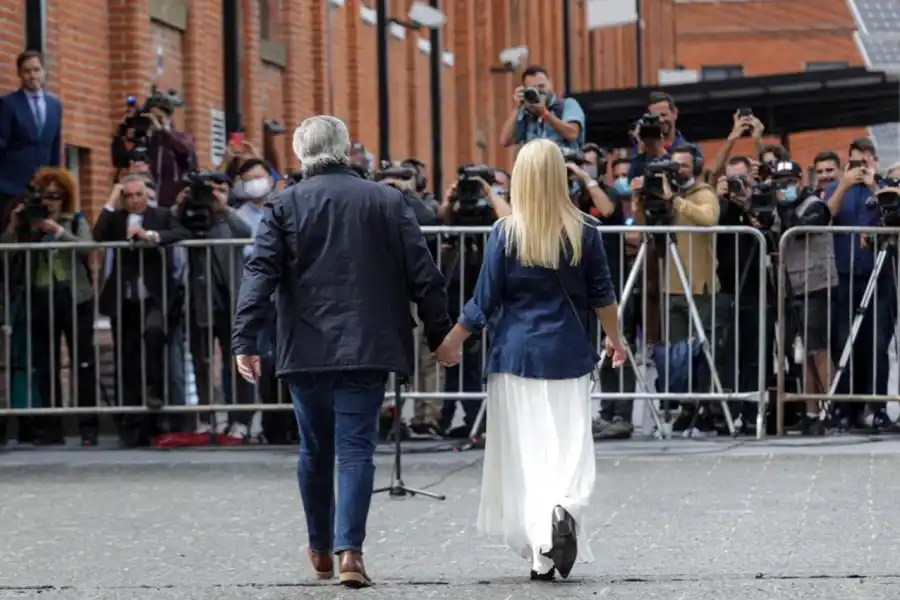 ANTE LA PRENSA. Alberto Fernández y Fabiola Yáñez segundos antes de la conferencia del presidente luego de emitir su voto.