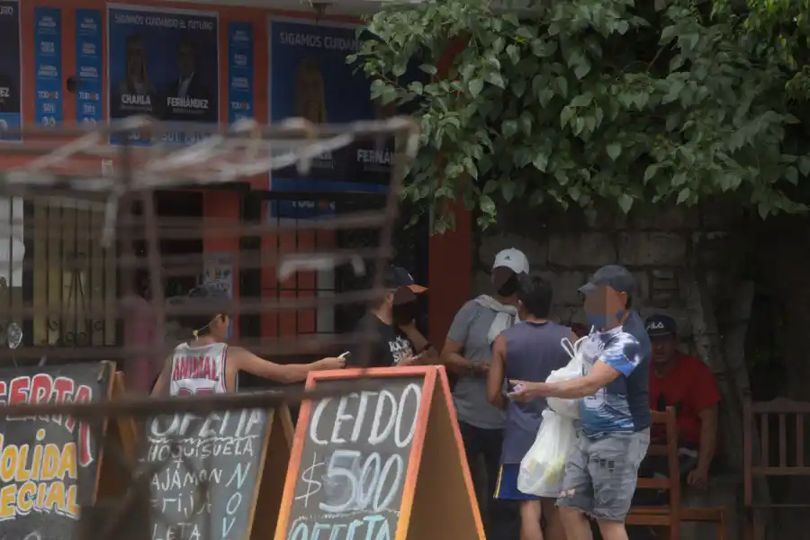 BOLSONES EN BANDA DEL RÍO SALÍ. Foto de LA GACETA / FRANCO VERA