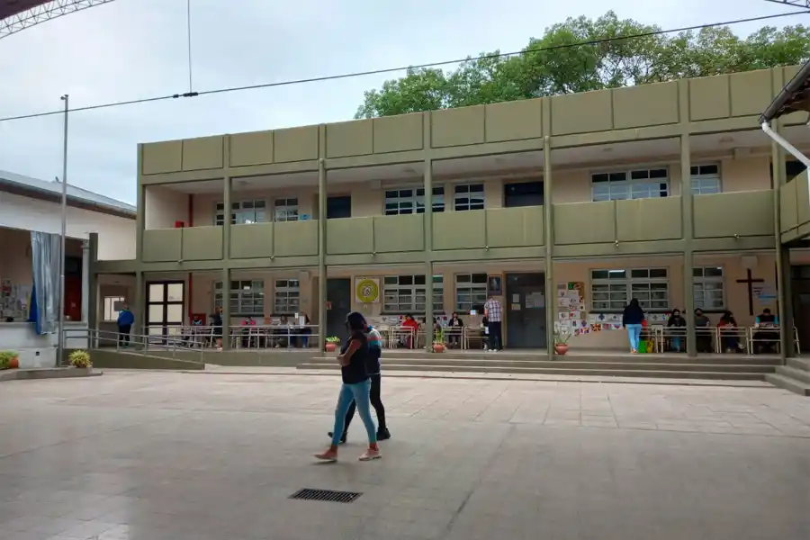En fotos: sin apuro y con un abrigo ligero, los tucumanos comenzaron a poblar las escuelas