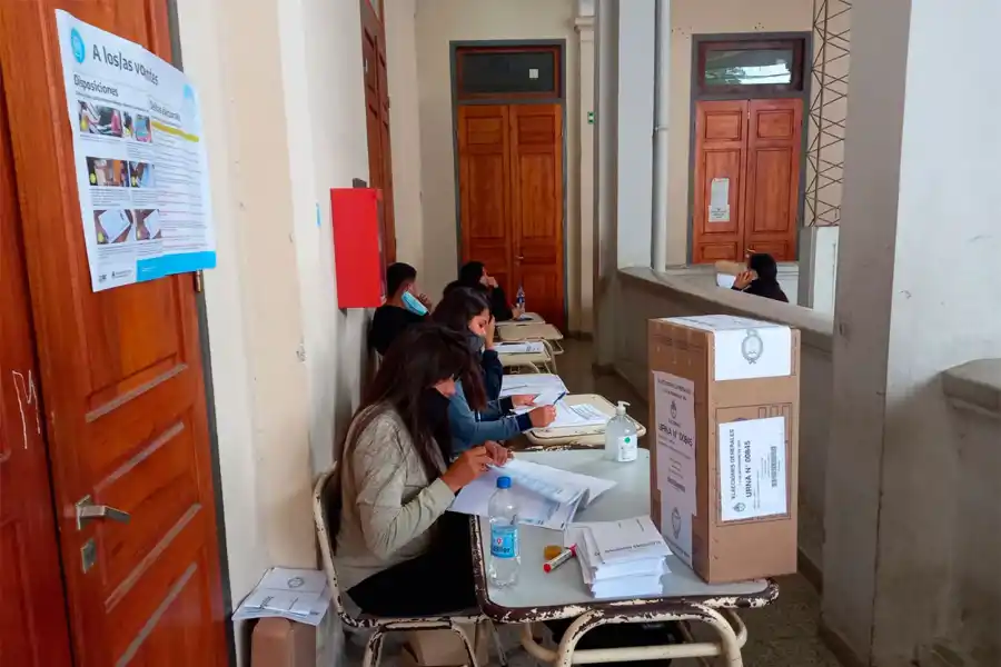 En fotos: sin apuro y con un abrigo ligero, los tucumanos comenzaron a poblar las escuelas