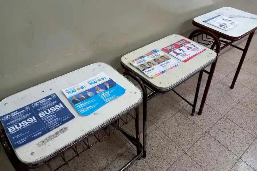 En fotos: sin apuro y con un abrigo ligero, los tucumanos comenzaron a poblar las escuelas