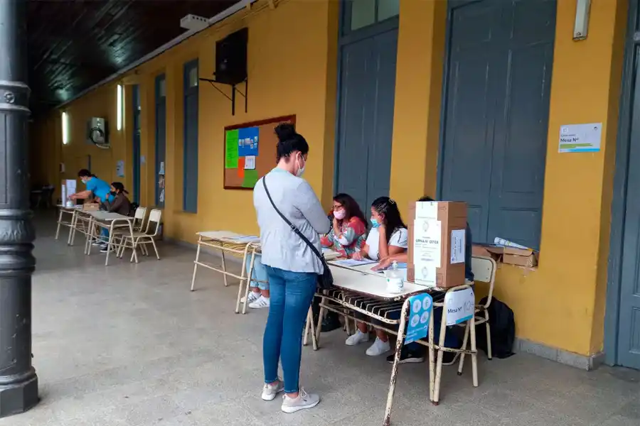 En fotos: sin apuro y con un abrigo ligero, los tucumanos comenzaron a poblar las escuelas