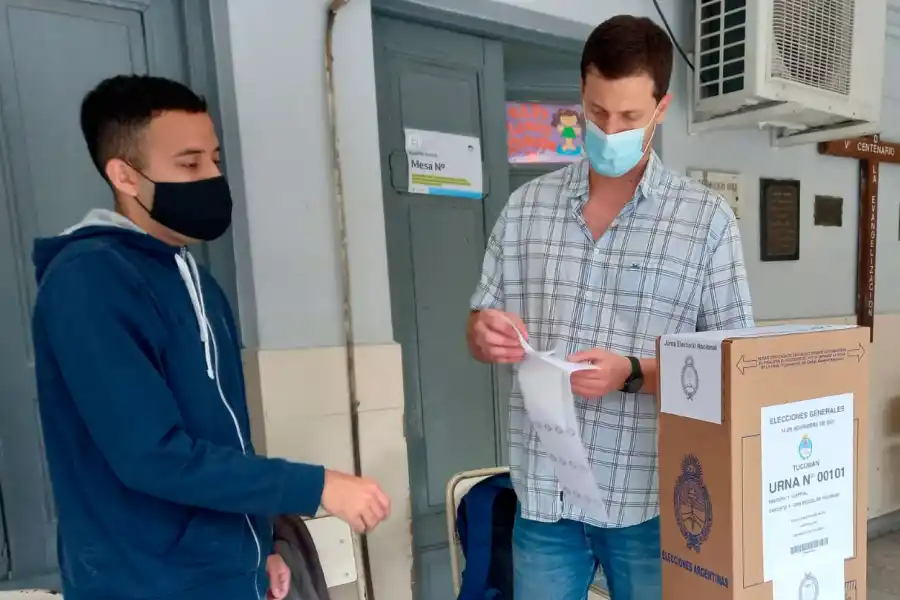 En fotos: sin apuro y con un abrigo ligero, los tucumanos comenzaron a poblar las escuelas