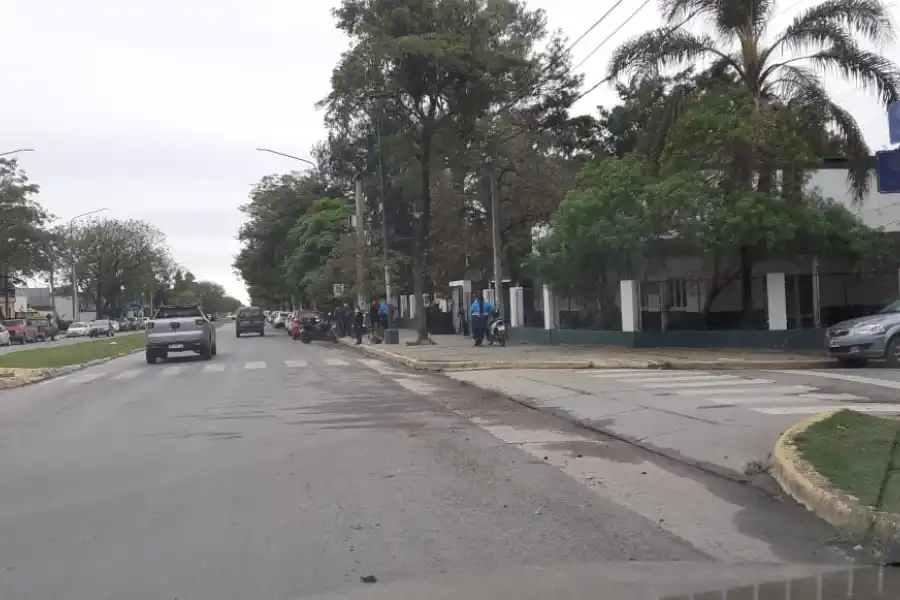 FRENTE AL COLEGIO SAN JAVIER. Pasadas las 9 continuaba siendo escaso el movimiento en la avenida Aconquija. LA GACETA