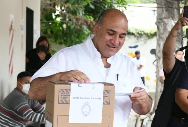 ELECCIONES 2021. Juan Manzur emitió su votó y aseguró que los comicios se desarrollan con total normalidad. Foto tomada de: comunicaciontucuman.gob.ar