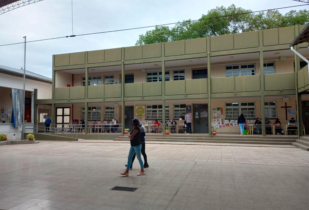 En fotos: sin apuro y con un abrigo ligero, los tucumanos comenzaron a poblar las escuelas