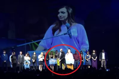 En el acto de Milei, un guardia subió al escenario y amagó con sacar un arma