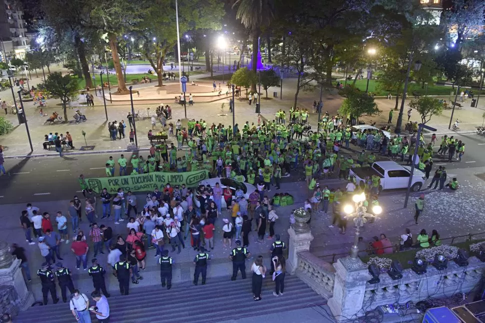 MILITANTES. Peronistas se concentraron frente la sede del PE. 