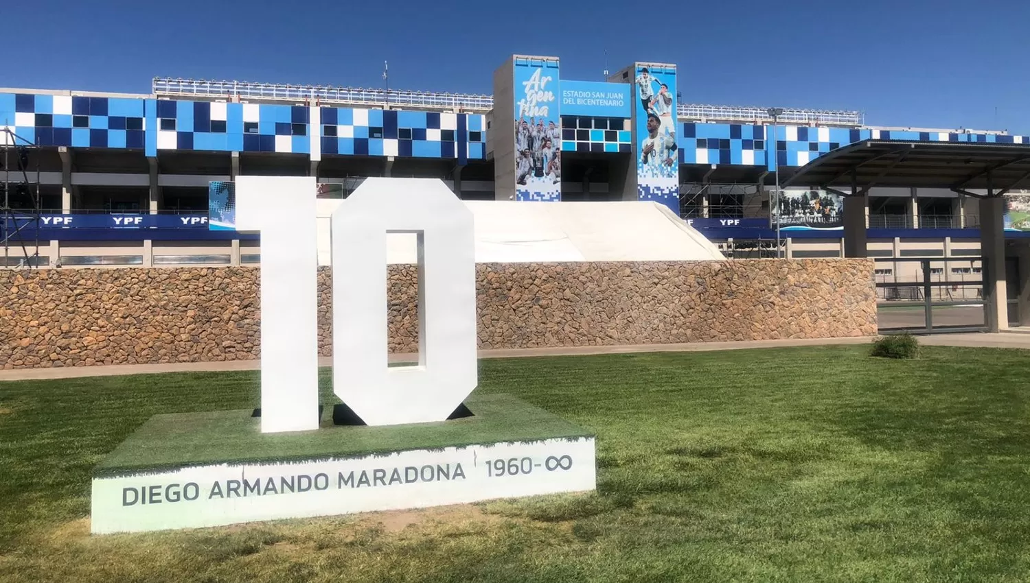 SIEMPRE 10. En el acceso al estadio del Bicentenario hay un 10 en conmemoración de Diego Maradon.