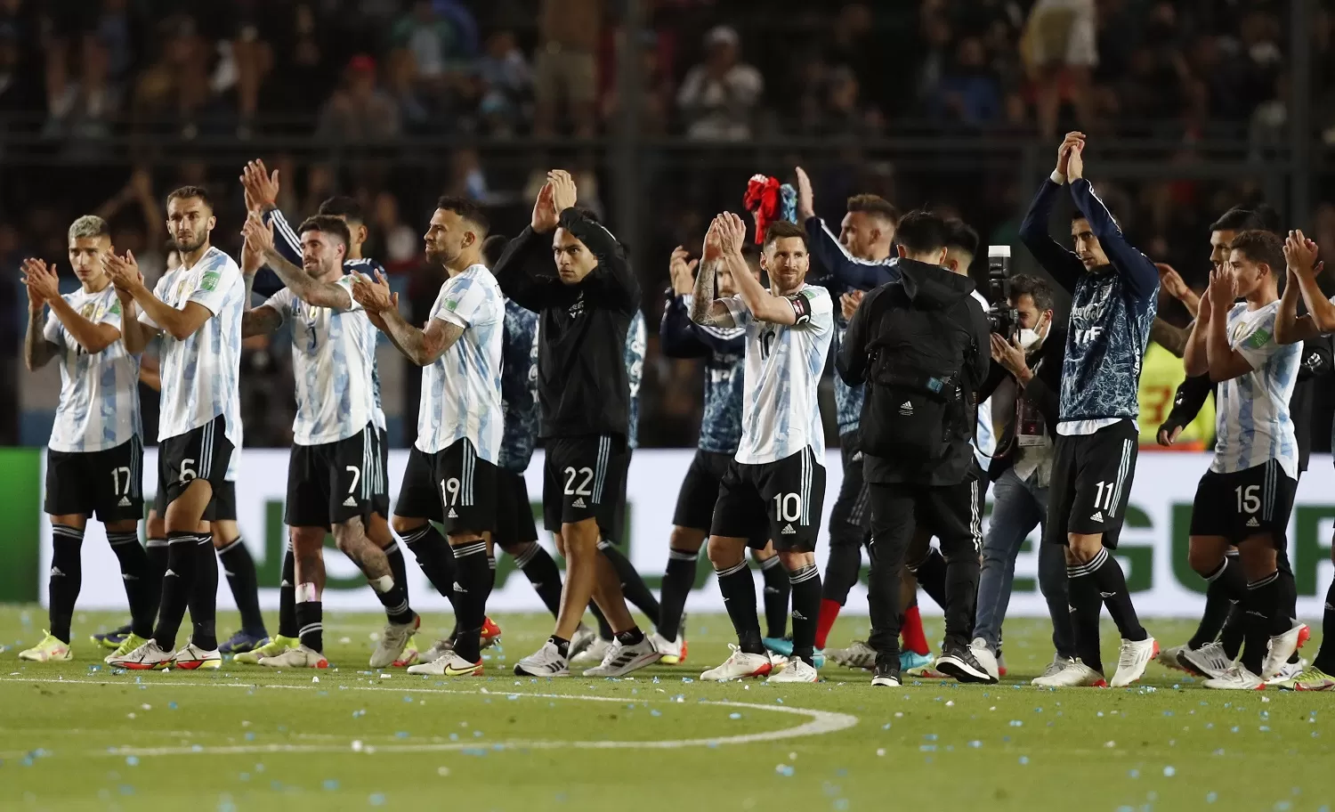 RECONOCIMIENTO. Los jugadores argentinos se fueron ovacionados por el público. REUTERS