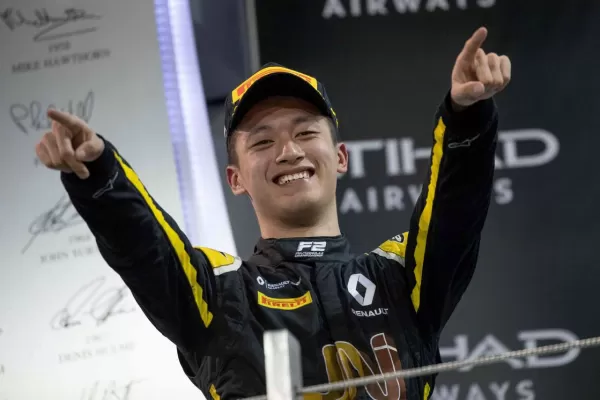 Tiene 22 años y será el primer piloto chino en competir en la Fórmula 1