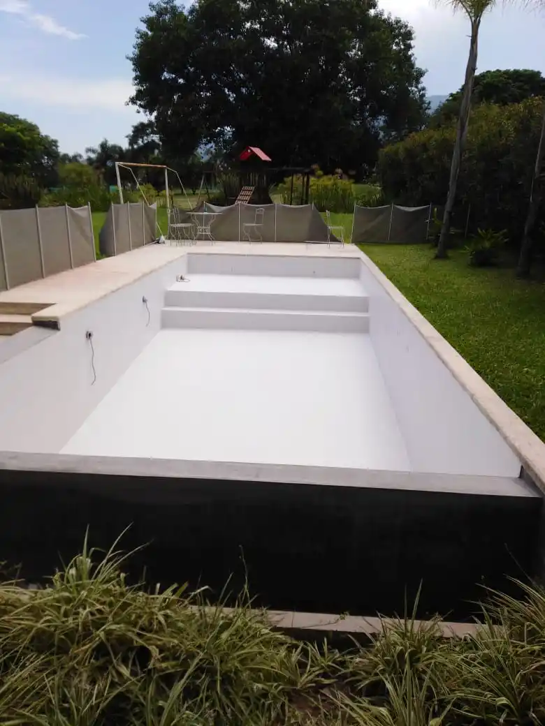 LAS FORMAS IMPORTAN. Una de las piscinas que el arquitecto Kern construyó en un country de Yerba Buena. GENTILEZA GERMAN KERN