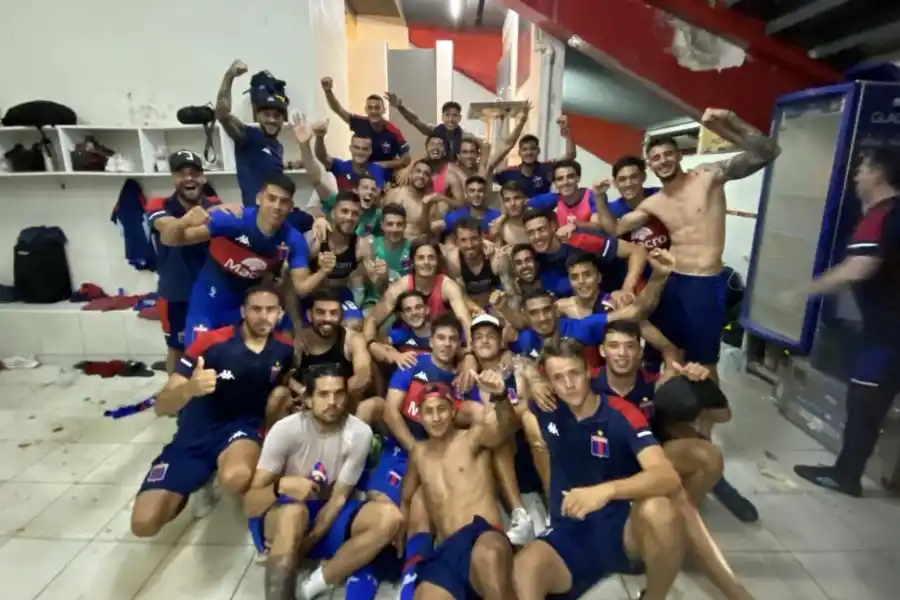 FESTEJO. En la intimidad del vestuario, el festejo de los jugadores de Tigre. 