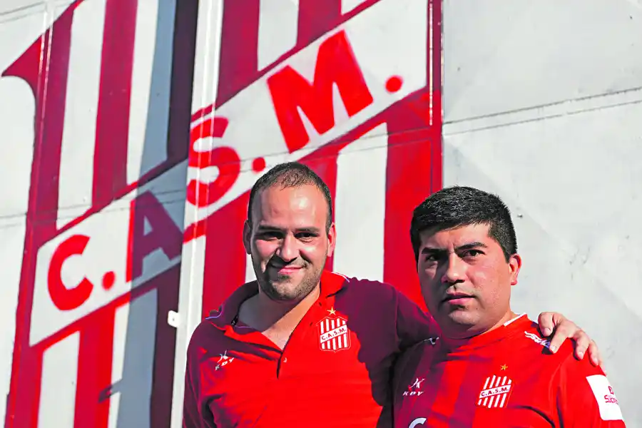 CON COMPAÑÍA. Martín Berta (izquierda), con Ramiro Villa y el escudo de fondo.