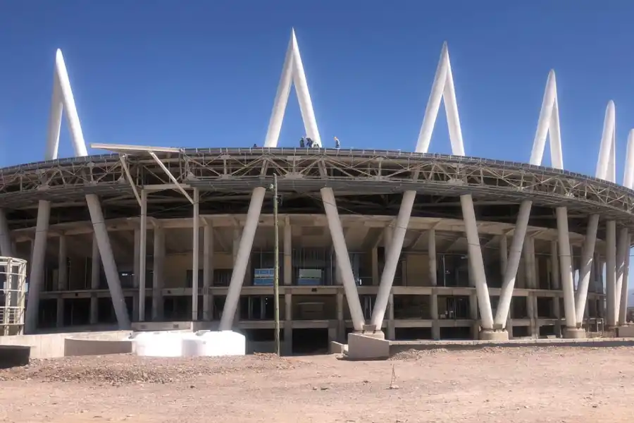 EN CONSTRUCCIÓN. A pocos metros del Bicentenario se levanta un velódromo.