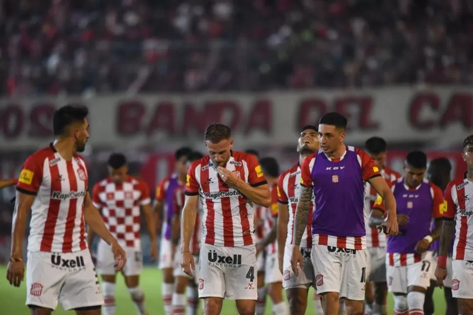 EL RESULTADO MENOS PENSADO. Los jugadores de San Martín se retiraron de la cancha apesadumbrados por la derrota sufrida ante Tigre, que les quitó la posibilidad de jugar la final del fin de semana.  