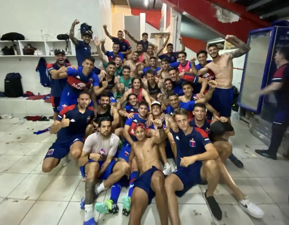 FESTEJO. En la intimidad del vestuario, el festejo de los jugadores de Tigre. 