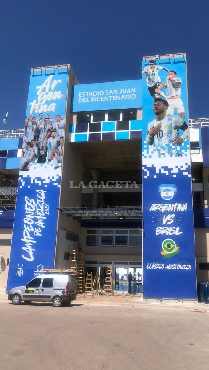 EL ACCESO. Dos gigantografías fueron instaladas en el ingreso al estadio Bicentenario de San Juan.