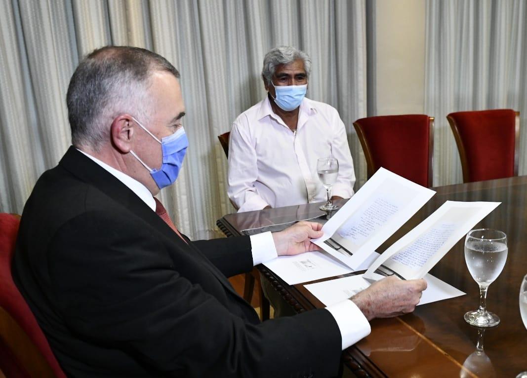 ENCUENTRO. Jaldo lee la carta del jubilado Ponce. Foto: Prensa Gobernación