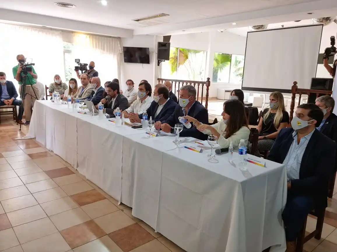 MESA MACRISTA. Beti (al centro) expresó su apoyo a Alfaro, en su carácter del presidente del PRO-Tucumán. Foto: Prensa PRO