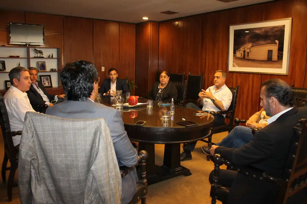 EN REUNIÓN. Ediles del Frente de Todos expresaron su apoyo a Frenando Juri, presidente del Concejo Deliberante. Foto: Prensa bloque FDT