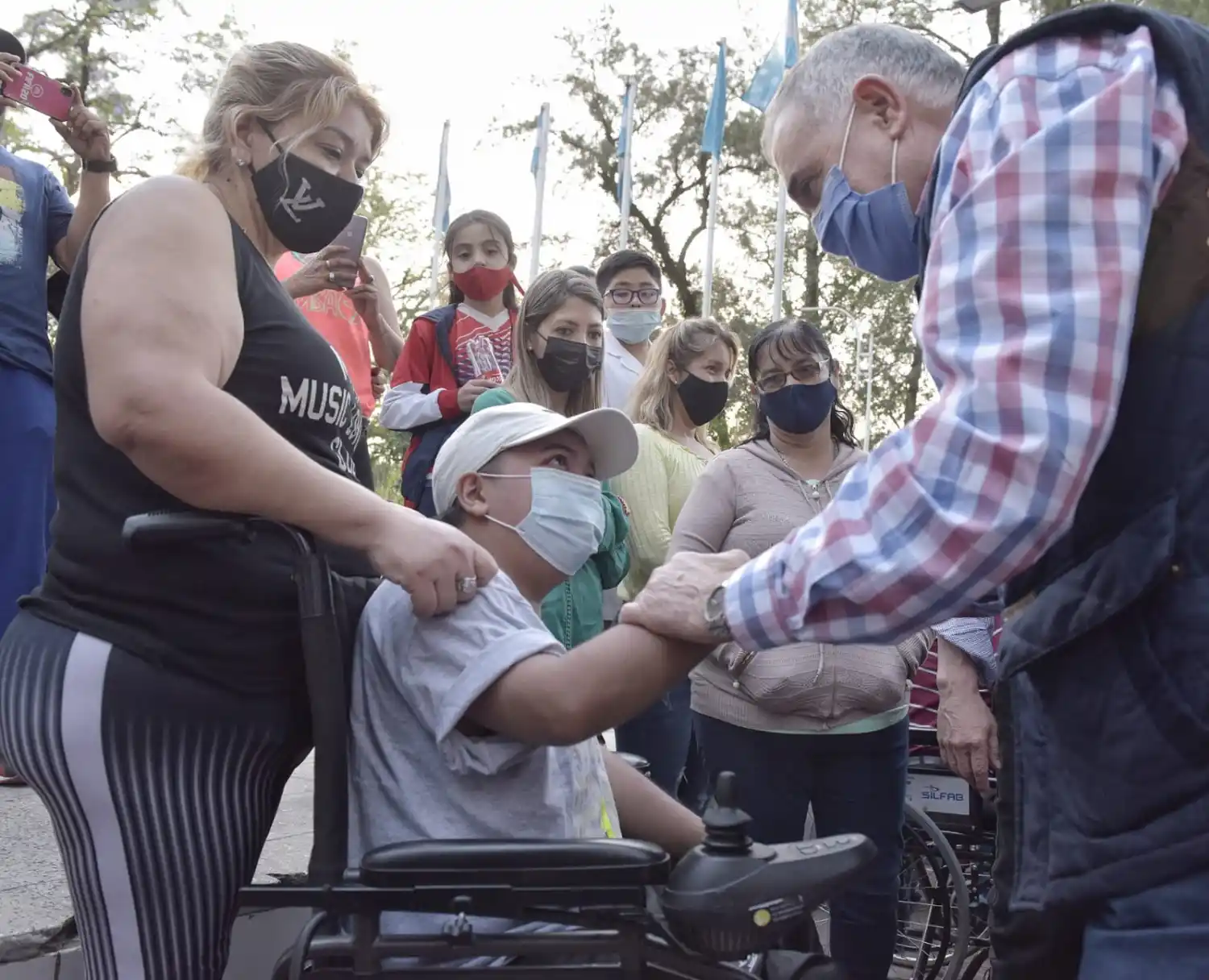 JALDO DIALOGÓ con vecinos, cuando fue a inaugurar unas obras. 