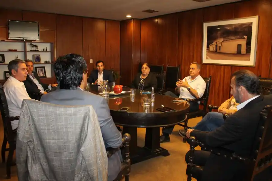 EN REUNIÓN. Ediles del Frente de Todos expresaron su apoyo a Frenando Juri, presidente del Concejo Deliberante. Foto: Prensa bloque FDT