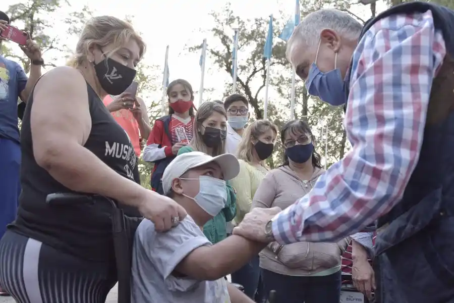 JALDO DIALOGÓ con vecinos, cuando fue a inaugurar unas obras. 
