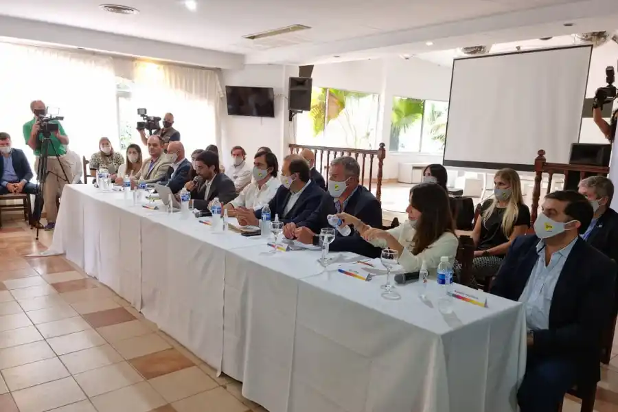 MESA MACRISTA. Beti (al centro) expresó su apoyo a Alfaro, en su carácter del presidente del PRO-Tucumán. Foto: Prensa PRO