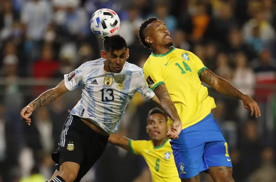 LUCHA EN LAS ALTURAS. “Cuti” Romero, que se fue lesionado en el segundo tiempo, disputa la pelota con Militao, mientras Alex Sandro sigue de cerca la jugada. 