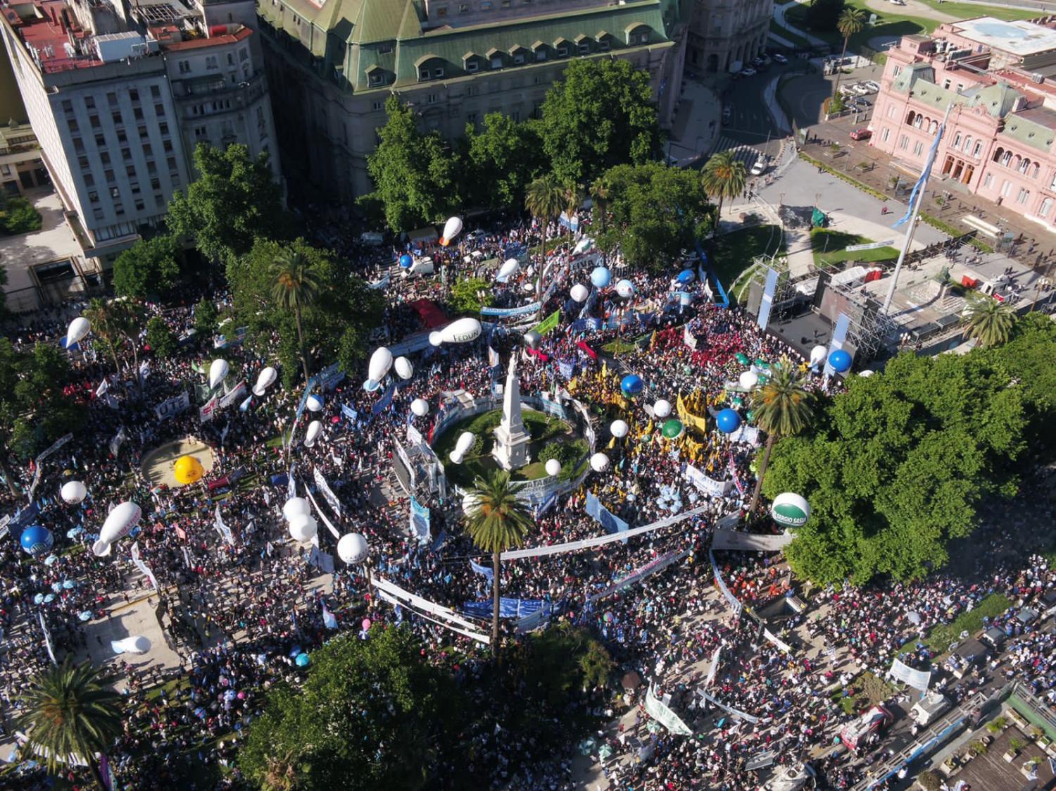El jefe de Estado habló ante una Plaza de Mayo repleta militantes que se dieron cita desde las 15 frente a Casa de Gobierno convocados por el Frente de Todos.