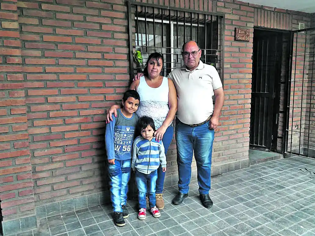 EN FAMILIA. El chofer Víctor Hugo Suárez junto a su esposa e hijos.
