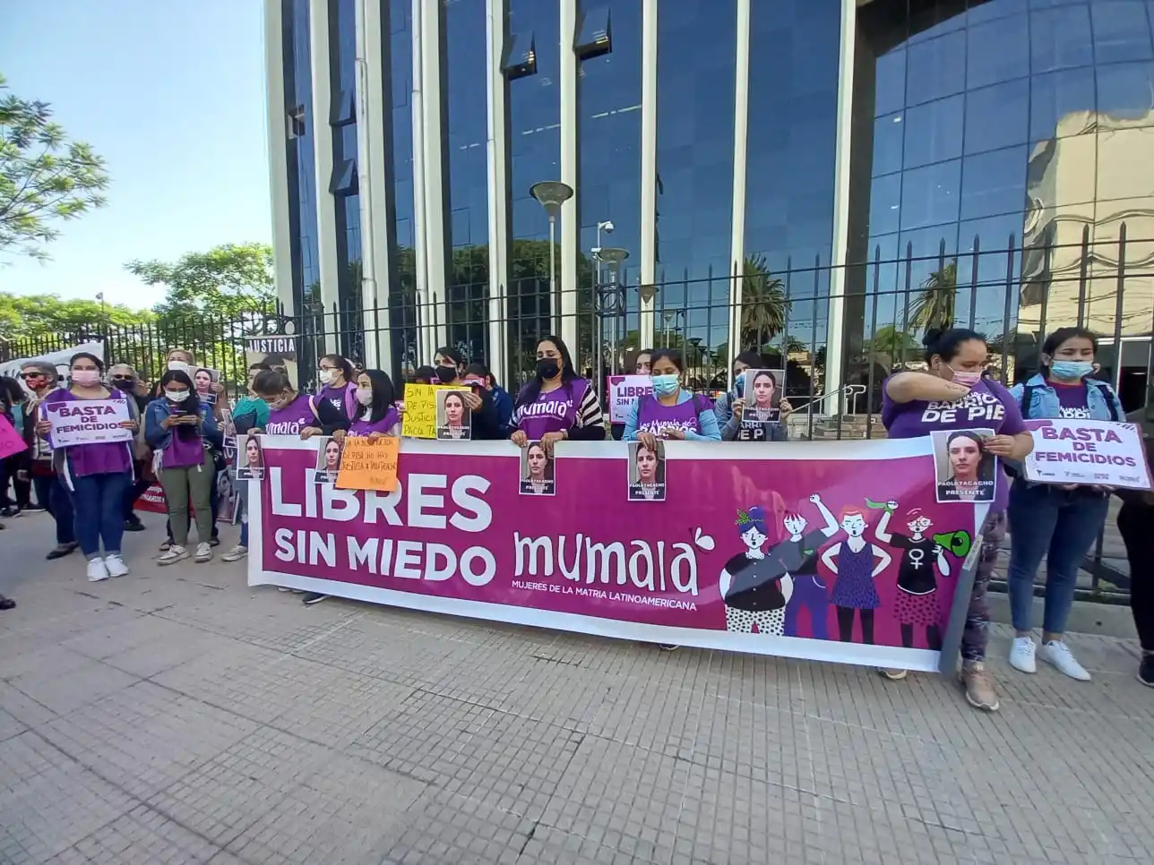 FRENTE A LA LEGISLATURA. Organizaciones y militantes feministas acompañaron a Mariela Tacacho mientras se resolvía la destitución del juez Pisa. Foto de Analía Jaramillo / LA GACETA