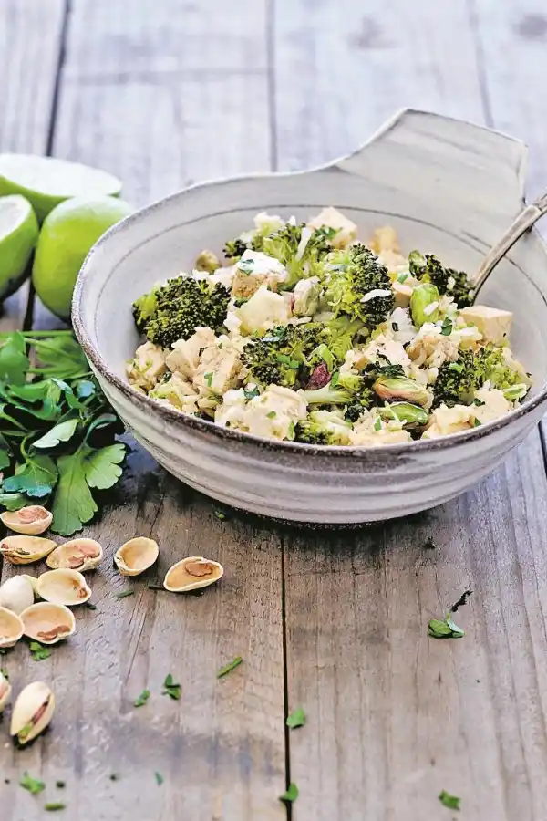 A LA JAPONESA. Un plato de arroz con brócoli, tofu, cilantro y semillas de pistacho. LA GACETA