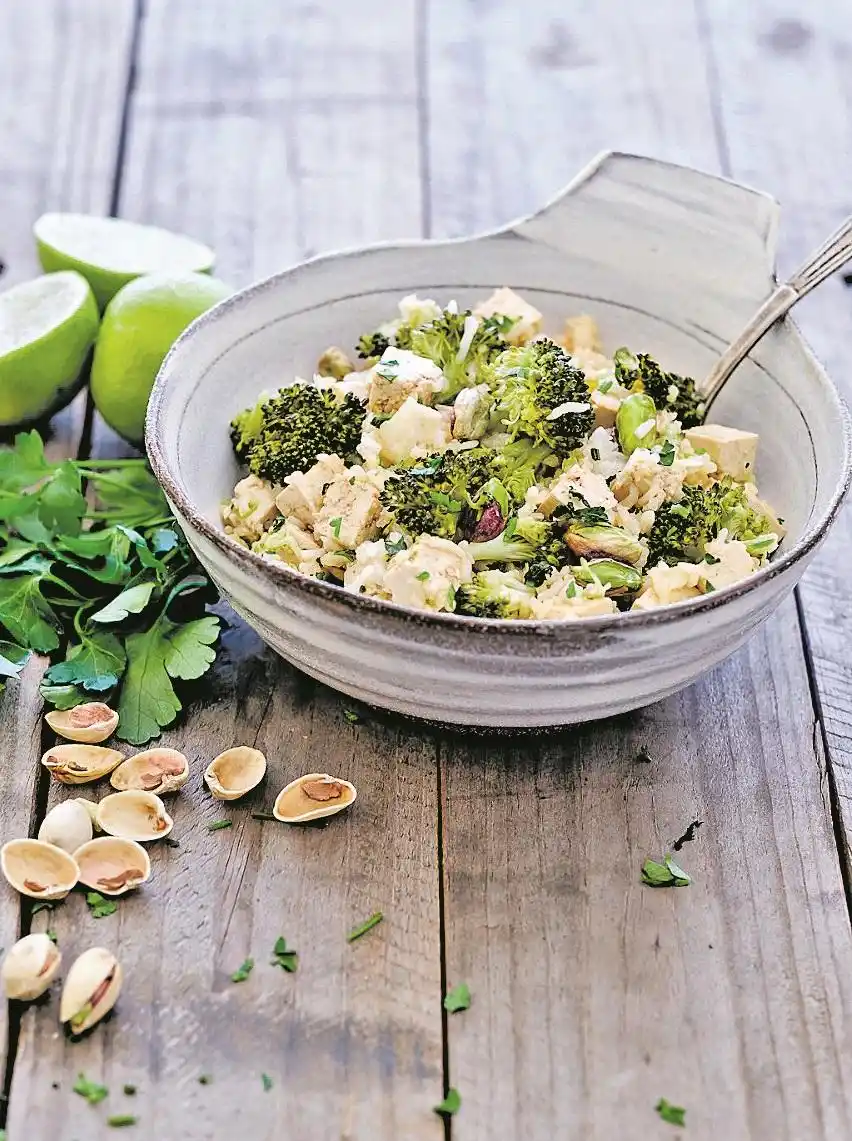 A LA JAPONESA. Un plato de arroz con brócoli, tofu, cilantro y semillas de pistacho. LA GACETA