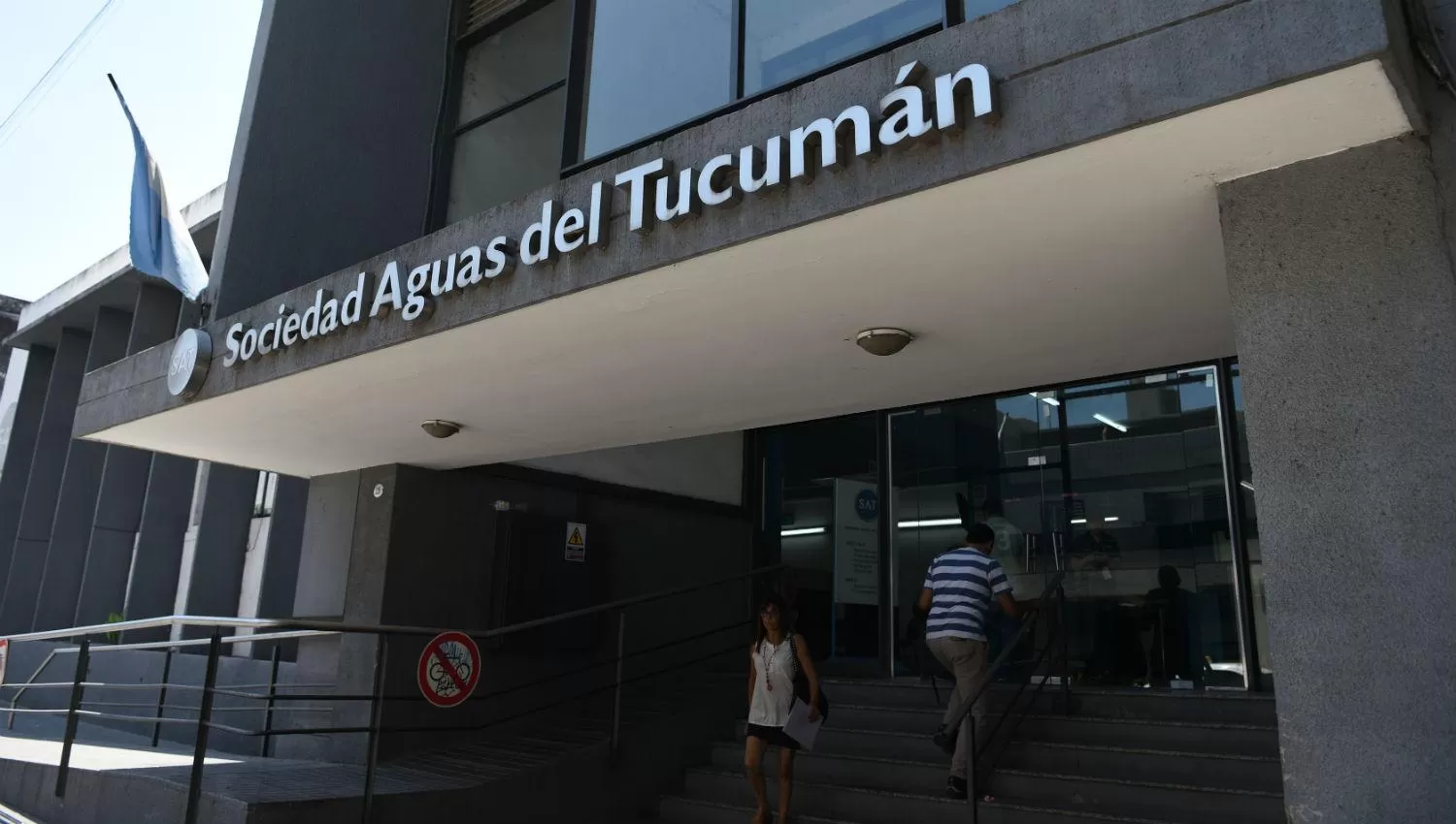 SOCIEDAD AGUAS DEL TUCUMÁN. La repartición tiene sede central en calle Monteagudo al 100. Foto de Archivo