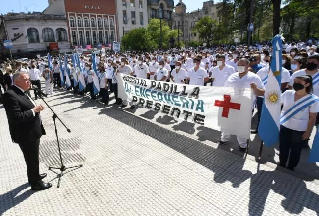 EN LA PLAZA INDEPENDENCIA. Jaldo brindó un discurso ante los enfermeros. Foto: Prensa Gobernación