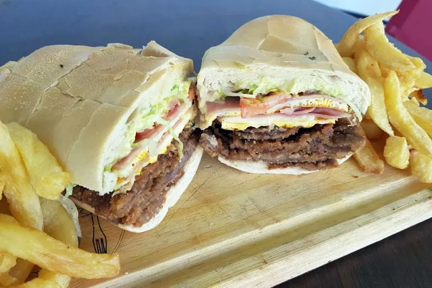 UN CLÁSICO. Milanosaurio, el sándwich de milanesa tucumano que sorprende al país. FOTO GENTILEZA / LA NACIÓN.