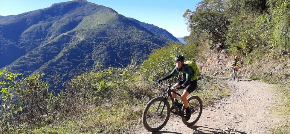 BUSCANDO LA PUESTA A PUNTO. Agustina Lobo comenzó a practicar mountain bike en octubre del año pasado y está lista para debutar el domingo en la categoría Damas Elite del Rally Trasmontaña. 