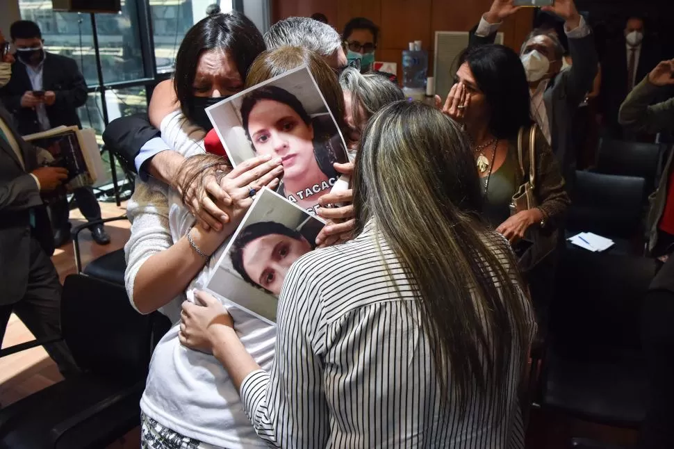  EMOCIÓN Y CONTENCIÓN. Quienes acompañaron a Mariela en su lucha, la abrazaron y lloraron junto a ella luego de que finalizara la audiencia que marcó el fin de la carrera judicial de Pisa.