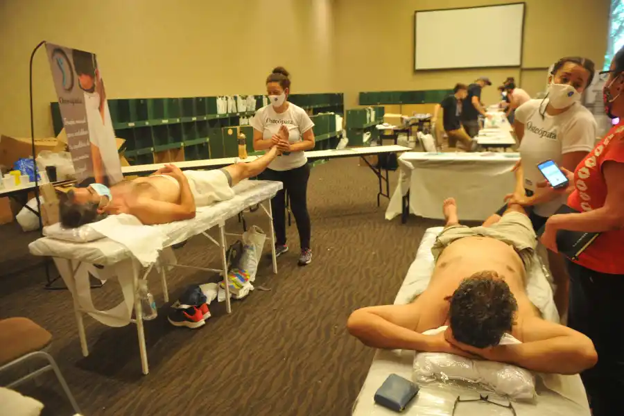 ADENTRO. El salón del subsuelo del Hilton, además de las largas mesas para retirar los kits, tenía las camillas para masajes. 