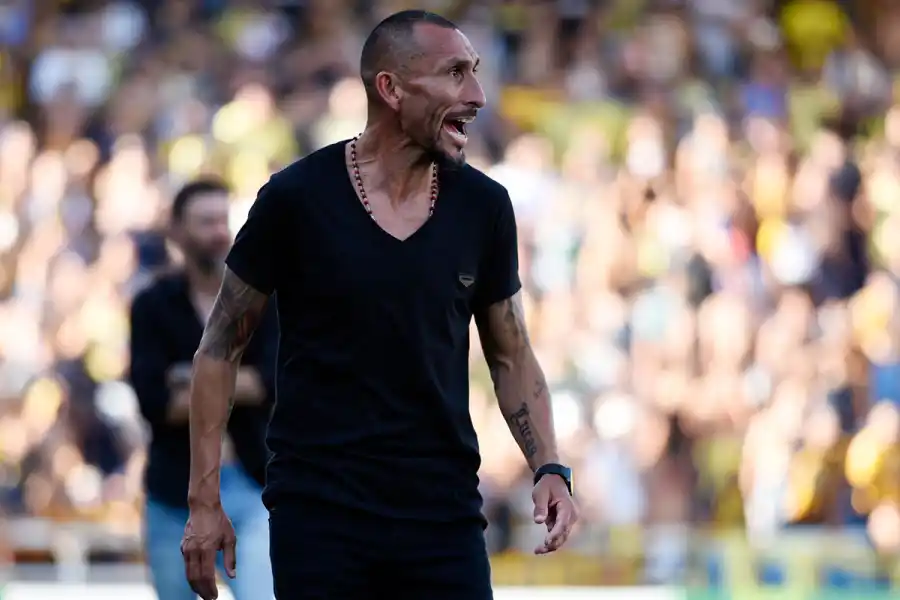 MUY ACTIVO. Así se lo vio al técnico Pablo Guiñazú durante todo el partido. Gritos, indicaciones y aliento a sus jugadores. 