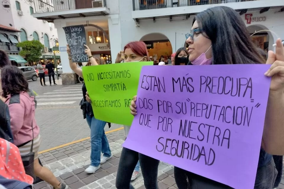 INDIGNACIÓN. Agrupaciones feministas marcharon por el centro de Salta junto con los padres de una adolescente que denunció a su profesor.  